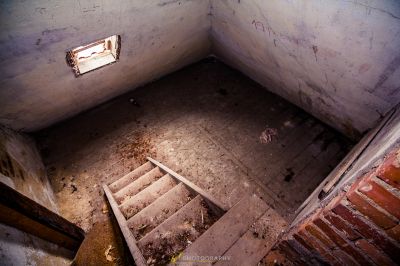 Ein Zimmer mit einem Fenster und einer Tür
