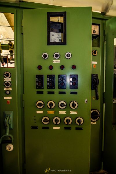 Eine grüne Tür mit einem Haufen Knöpfen darauf