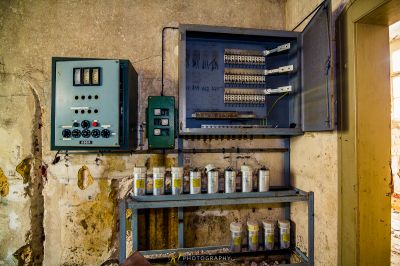 Ein Zimmer mit einem Bündel Flaschen und einer Maschine