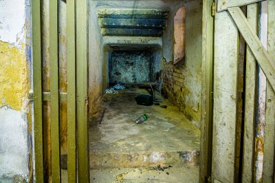 Ein sehr alt aussehendes Zimmer mit vielen Trümmern