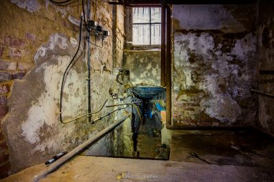 Ein schmutziges Badezimmer mit Toilette und Dusche