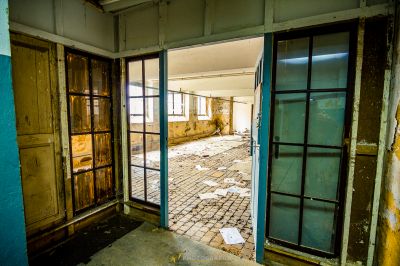 Ein Zimmer mit einer kaputten Tür und einem kaputten Fenster