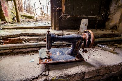 Eine alte Nähmaschine, die auf einer Ziegelwand sitzt
