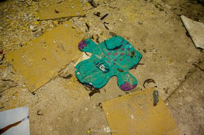 Ein Spielzeug, das auf dem Boden in einem Raum liegt