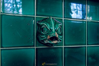 Eine grüne geflieste Wand