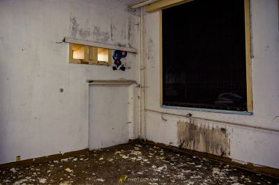 Ein schmutziges Zimmer mit einem Fenster und einem Fenstersie