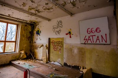 Ein Raum mit viel Graffiti an den Wänden