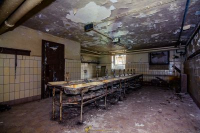 Ein Zimmer mit Tisch und Waschbecken