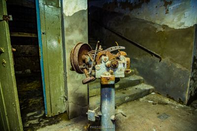 Ein rostiges Feuer Hydra in einem schmutzigen Raum