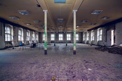 Ein großer Raum mit vielen Fenstern und vielen Trümmern