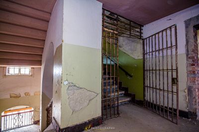 Ein Zimmer mit einem Bett und einer Wand