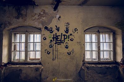 Eine Wand mit Graffiti darauf