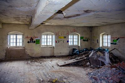 Ein Zimmer mit vielen Trümmern und Fenstern