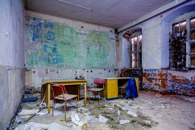 Ein Zimmer mit Schreibtisch und Stuhl