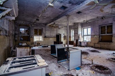 Ein Raum mit vielen Trümmern und kaputten Geräten