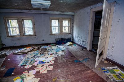 Ein Raum mit vielen Papieren auf dem Boden verstreut