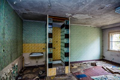 Ein Zimmer mit Waschbecken und Fenster