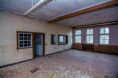 Ein Zimmer mit einer zerbrochenen Decke und einem zerbrochenen Fenster