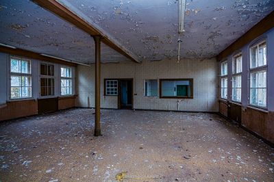 Ein Raum mit vielen Trümmern auf dem Boden