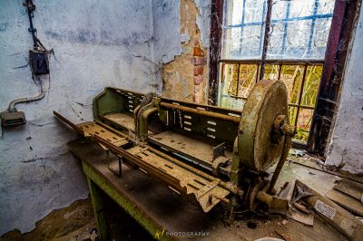 Eine Maschine in einem Raum mit Fenster