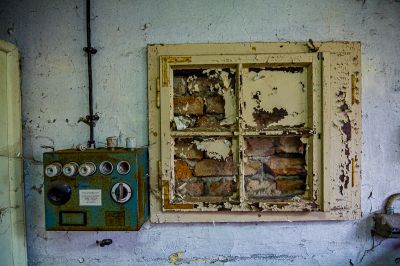 Ein zerbrochenes Fenster in einem Raum mit einer zerbrochenen Wand