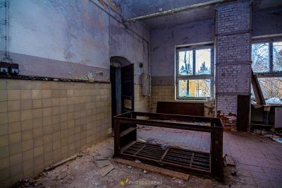 Ein Zimmer mit einer Bank und einem Fenster