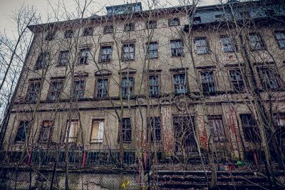 Ein sehr altes Gebäude mit vielen Fenstern