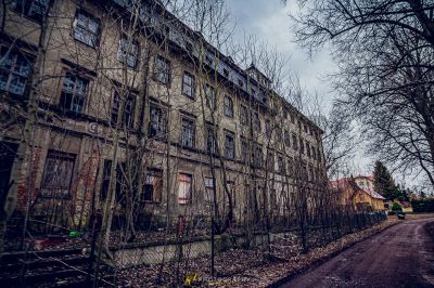 Ein sehr altes Gebäude mit vielen Fenstern