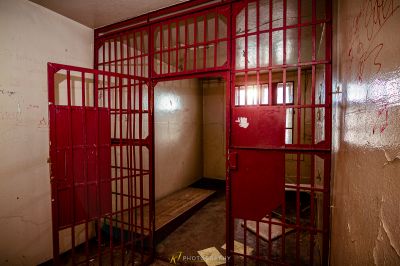 Ein Zimmer mit einer roten Tür und einer weißen Wand