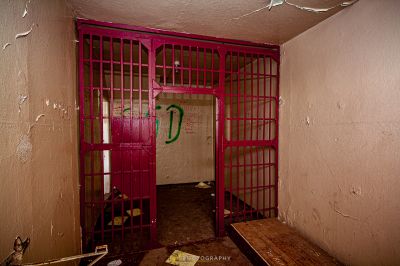 Ein Zimmer mit einer rosa Tür und einer Bank