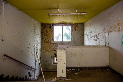 Ein Zimmer mit Waschbecken und Fenster