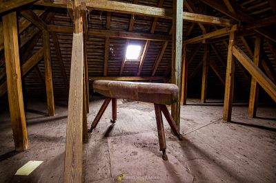 Ein Stuhl in einem Zimmer