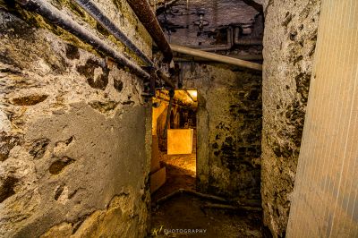 Ein schmales, schmutziges, altes, herunterlaufendes Gebäude