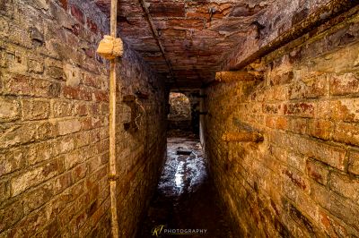 Ein schmaler Tunnel in der Mitte einer Ziegelmauer