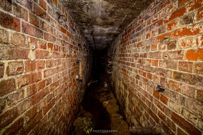 Ein Ziegeltunnel mit einem Licht am Ende