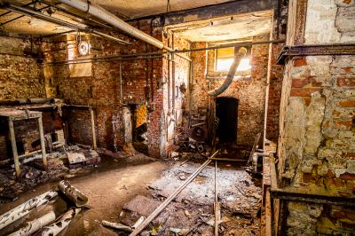 Ein altes Zimmer mit einem Feuer darin