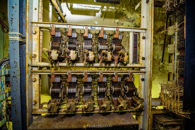 Eine Maschine mit vielen Drähten und Drähten im Inneren