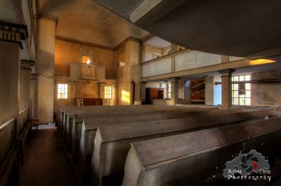 Eine Kirche mit Pew