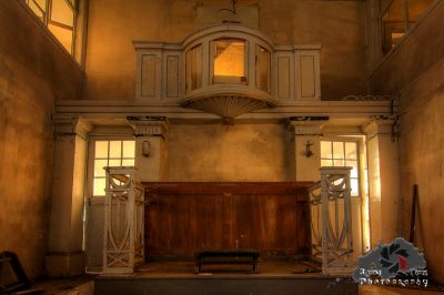 Ein Zimmer mit Kamin und Stuhl