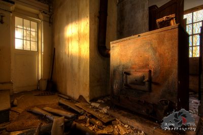 Ein Zimmer mit einem Kamin und einer Tür