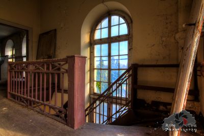 Ein Zimmer mit einer Treppe und einem Fenster
