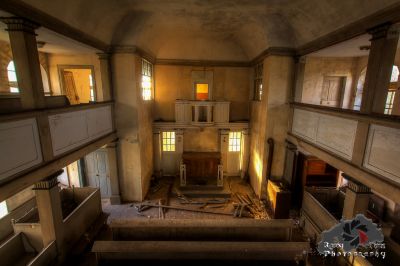 Ein sehr altes Zimmer mit Kamin