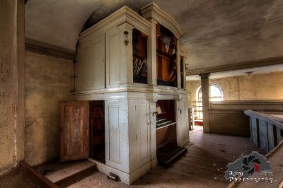 Ein sehr alt aussehendes Zimmer mit einem sehr alt aussehenden Schrank