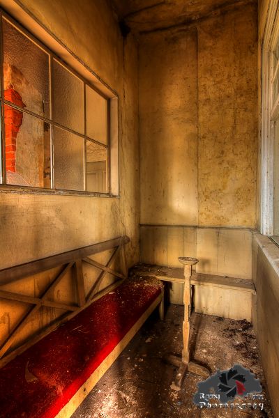 Ein Zimmer mit einer Bank und einem Fenster