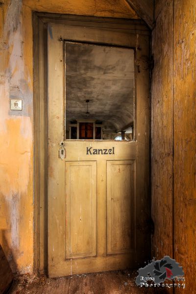 Eine Tür in einem Raum mit einer Wand, die abgestreift wurde