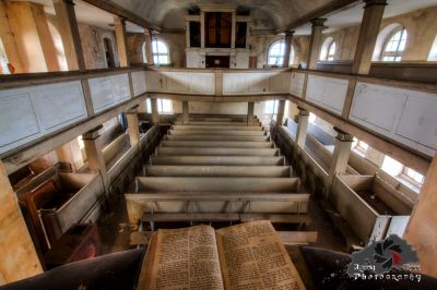 Eine sehr alte Kirche mit vielen Fenstern