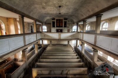 Ein sehr altes Gebäude mit vielen Treppen