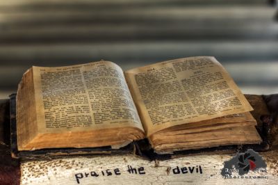 Eine Torte mit einem Buch darüber