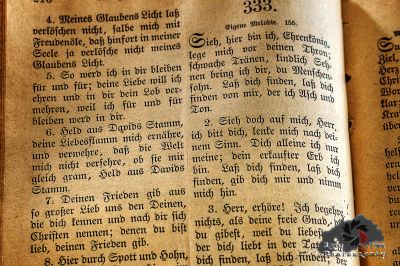 Eine Nahaufnahme eines Buches mit einer Uhr