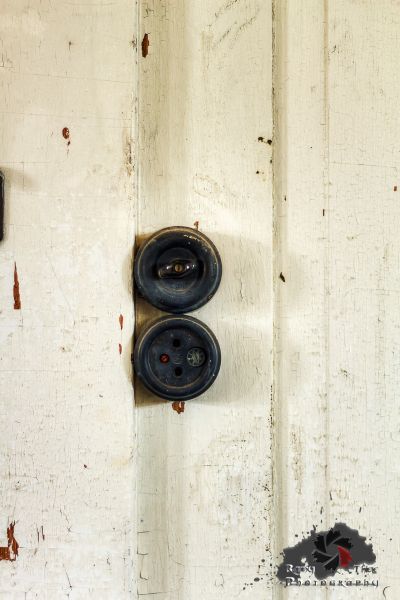 Ein Paar schwarzer Schuhe, die an einer Wand hängen